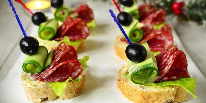 How to make delicious homemade canapés on skewers