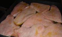 Как да готвя пуйка в сос от заквасена сметана