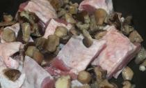 Turkey meat with mushrooms in the oven